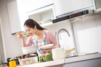 青年女人在厨房煲汤<strong>食品</strong>清晰图片