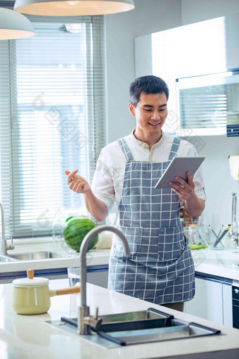 青年男人在厨房准备食物氛围<strong>摄影</strong>图