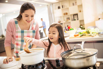 年轻妈妈和女儿在厨房