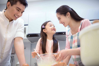 幸福家庭在厨房食品高质量相片