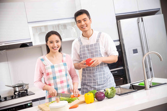 年轻夫妇在厨房水平构图高端场景