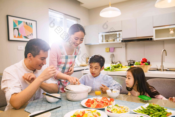 幸福家庭在吃饭东方人高质量摄影图