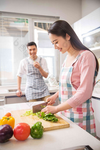 年轻夫妇在厨房灶台高端相片