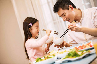 父亲和女儿在吃饭摄影高清照片
