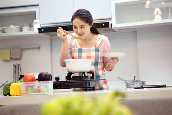 青年女人在厨房煲汤一个人写实相片