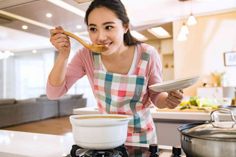 青年女人在厨房煲汤烹调高清拍摄