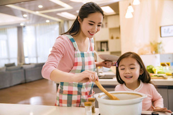 年轻妈妈和女儿在厨房