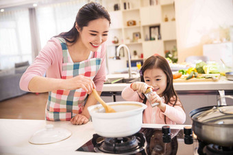 年轻妈妈和女儿在厨房亚洲人高端摄影图
