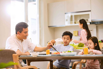 幸福家庭在吃饭住房写实素材