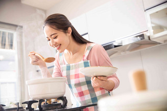 青年女人在厨房煲汤生活方式高清相片