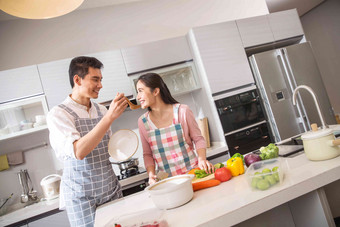 年轻夫妇在厨房煲汤浪漫清晰摄影图