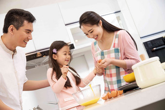 幸福家庭在厨房成年人氛围摄影