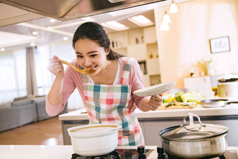 青年女人在厨房煲汤炊具清晰拍摄
