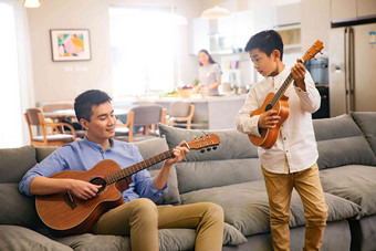 父亲和男孩在弹吉他学习高质量影相