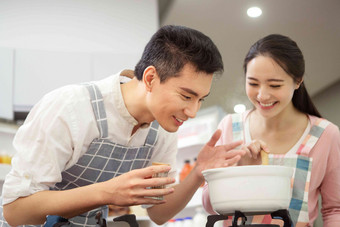 年轻夫妇在厨房煲汤砂锅清晰摄影图