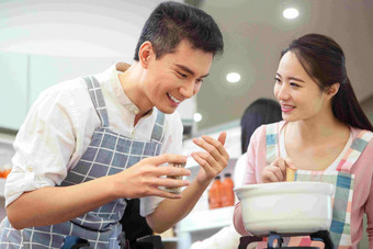 年轻夫妇在厨房煲汤饮食摄影