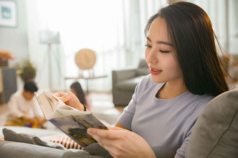 母亲和男孩女孩在客厅学习高端镜头