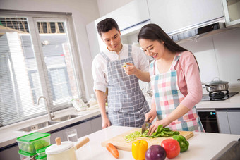 年轻夫妇在厨房水平构图氛围摄影图