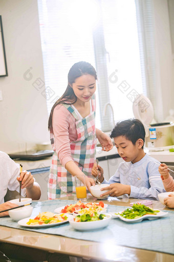 幸福家庭在吃饭餐盘高质量场景