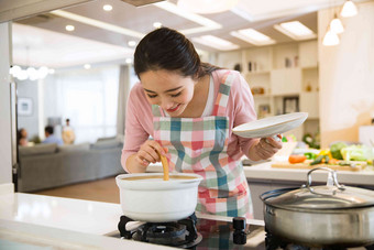 青年女人在厨房煲汤