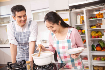 年轻夫妇在厨房煲汤做饭写实素材
