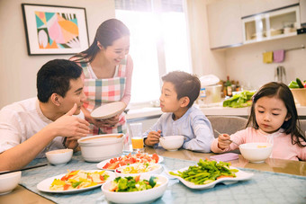 幸福家庭在吃饭东方人清晰照片