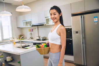 穿着运动装的青年女人在厨房