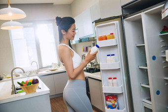 穿着运动装的青年女人在厨房户内氛围图片