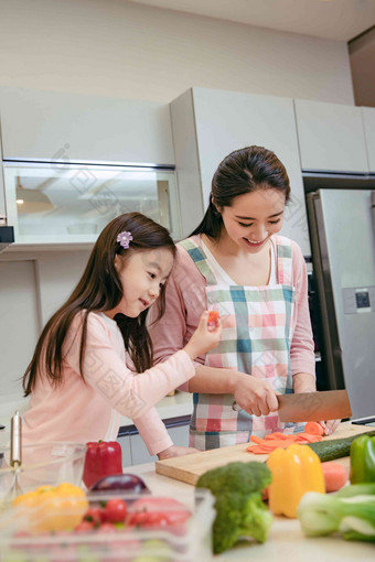 年轻妈妈和女儿在<strong>厨房</strong>垂直构图高质量摄影图