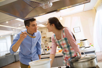 年轻夫妇在厨房煲汤中国摄影