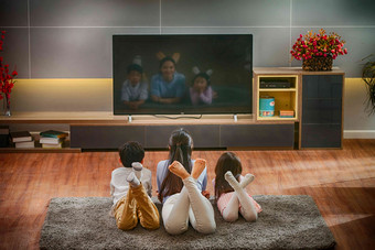 幸福家庭在看电视爱场景