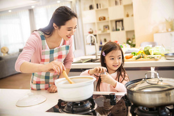 年轻妈妈和女儿在厨房