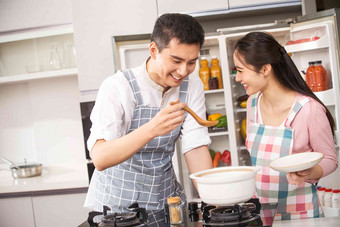 年轻夫妇在厨房煲汤灶台高端场景