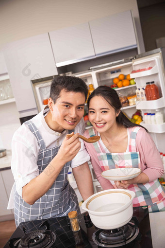 年轻夫妇在厨房煲汤两个人摄影