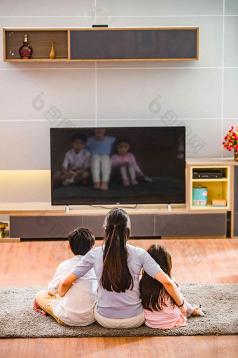幸福家庭在看电视彩色图片高质量摄影