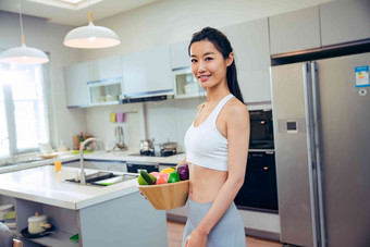 穿着运动装的青年女人在厨房