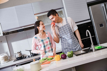 年轻夫妇在厨房厨具高清镜头