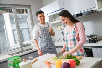 年轻夫妇在厨房厨具高端照片