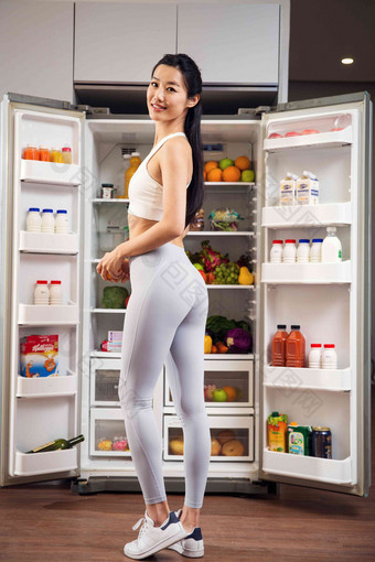穿着运动装的青年女人站在冰箱前亚洲人清晰拍摄
