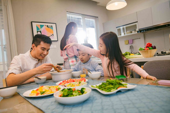 幸福家庭在吃饭坐着高清素材