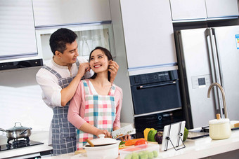 年轻夫妇在厨房灶台高质量照片