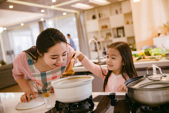 年轻妈妈和女儿在厨房幸福写实摄影