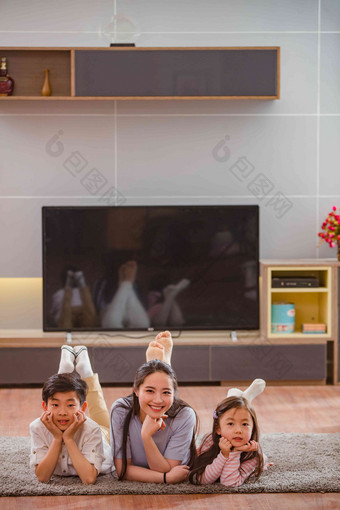 幸福家庭在客厅母亲高清照片