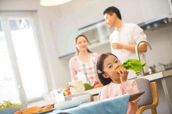 幸福家庭在吃早餐食品高清摄影图