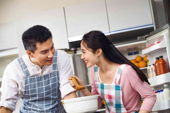 年轻夫妇在厨房煲汤家务劳动氛围摄影图