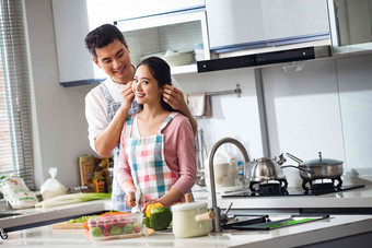 年轻夫妇在厨房中国人镜头