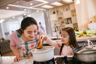 年轻妈妈和女儿在<strong>厨房</strong>