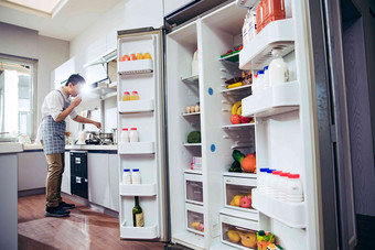 青年男人在厨房住房高质量摄影图
