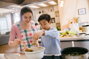 年轻妈妈和儿子在厨房