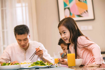 幸福家庭在吃饭三个人清晰场景